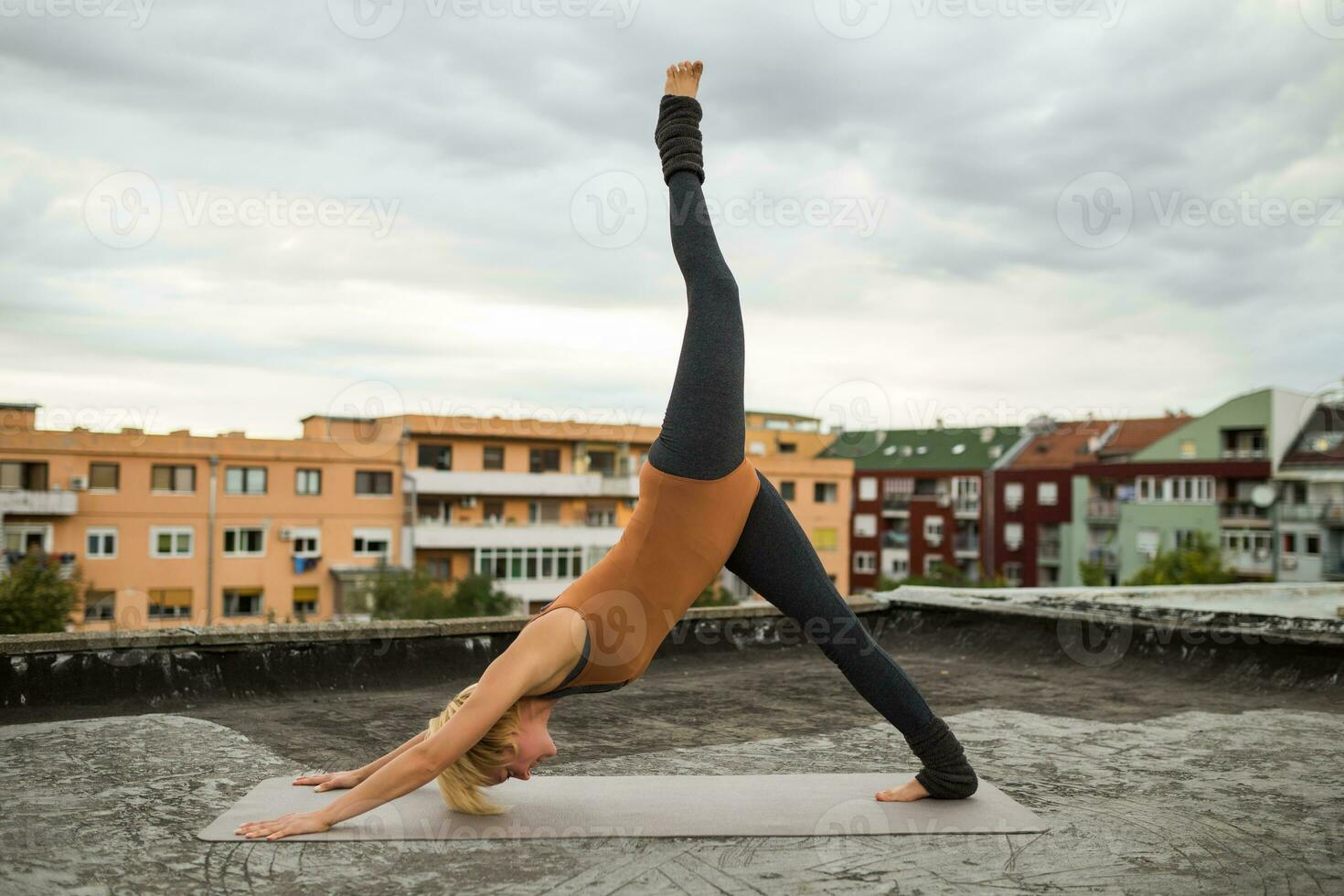 Frau üben Yoga auf das Dach foto