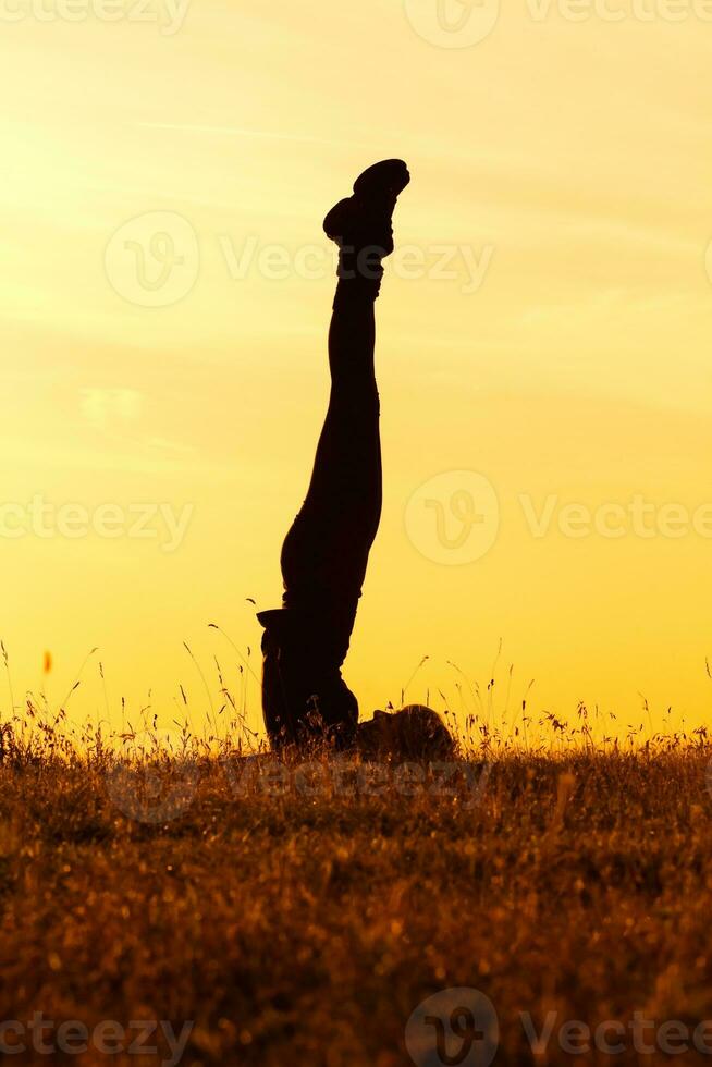 Silhouette von Frau tun Yoga foto