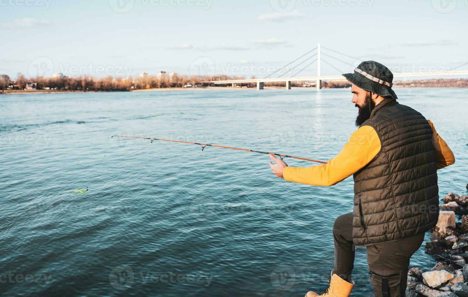 Mann genießt Angeln beim das Fluss foto