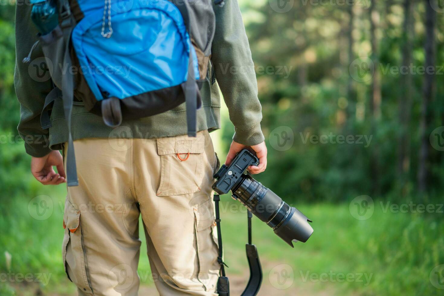 Bild von Mann Fotografieren während Wandern im das Natur foto