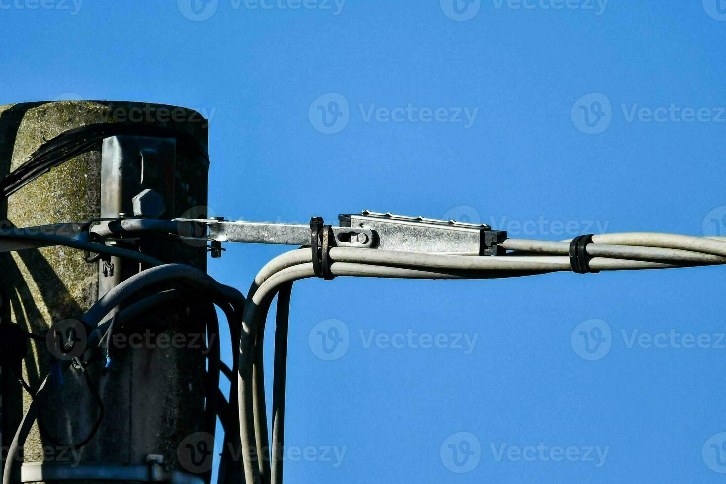 ein schließen oben von ein Telefon Pole mit Drähte befestigt foto