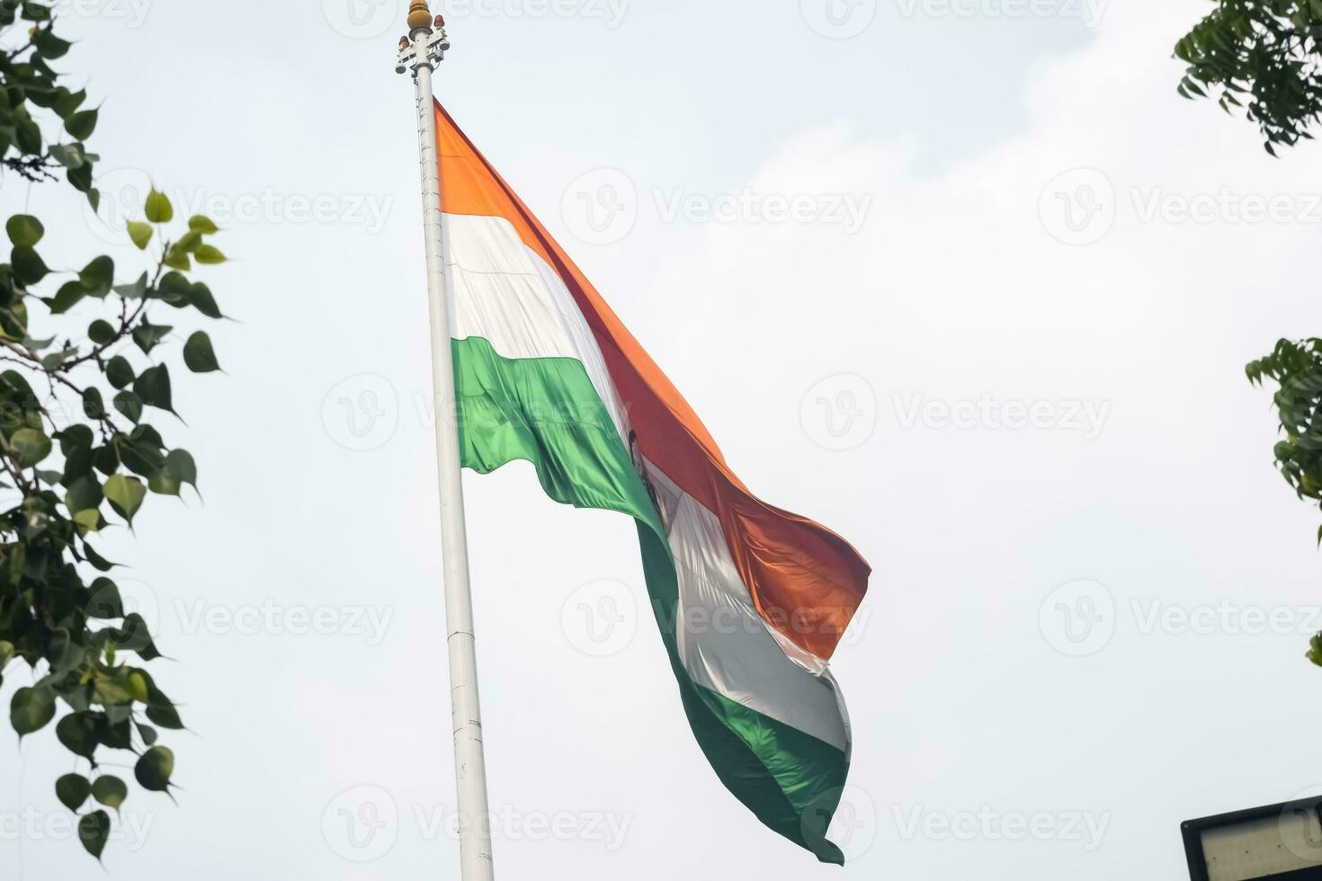 Indien-Flagge, die hoch am Connaught-Platz mit Stolz auf den blauen Himmel fliegt, Indien-Flagge flattert, indische Flagge am Unabhängigkeitstag und Tag der Republik Indien, Schuss nach oben geneigt, indische Flagge schwenkend, Har Ghar Tiranga foto