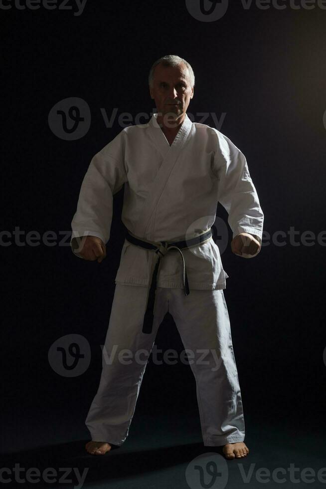 Senior Mann üben Karate foto