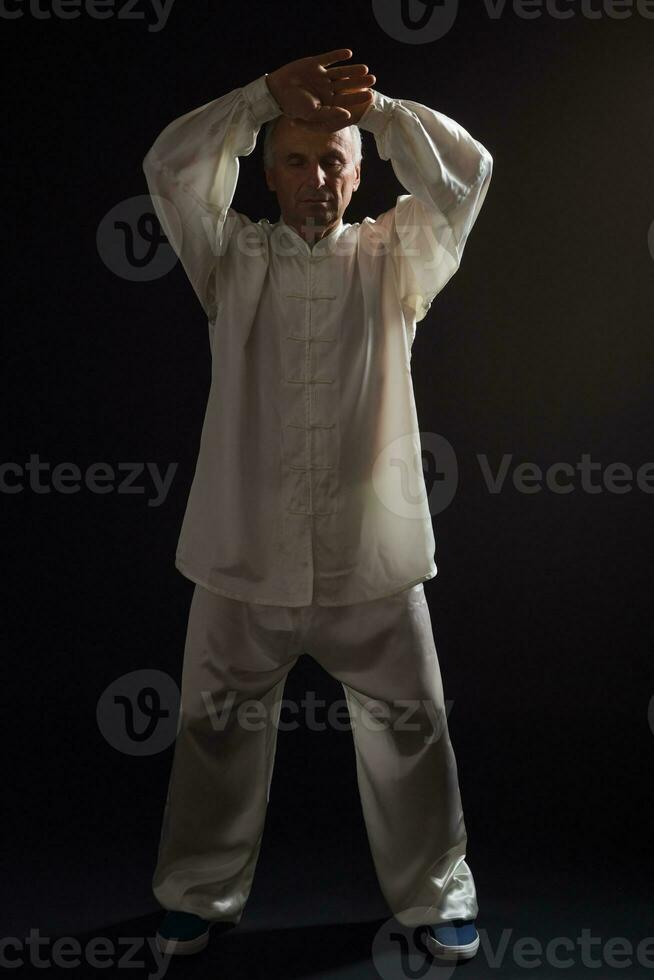 Senior Mann genießt Übung tai Chi Innen- foto