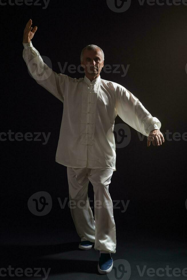 Senior Mann genießt Übung tai Chi Innen- foto