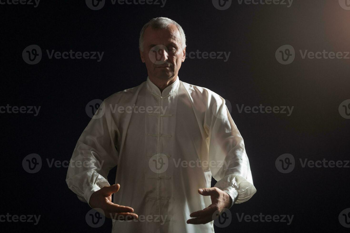 Senior Mann genießt Übung tai Chi Innen- foto