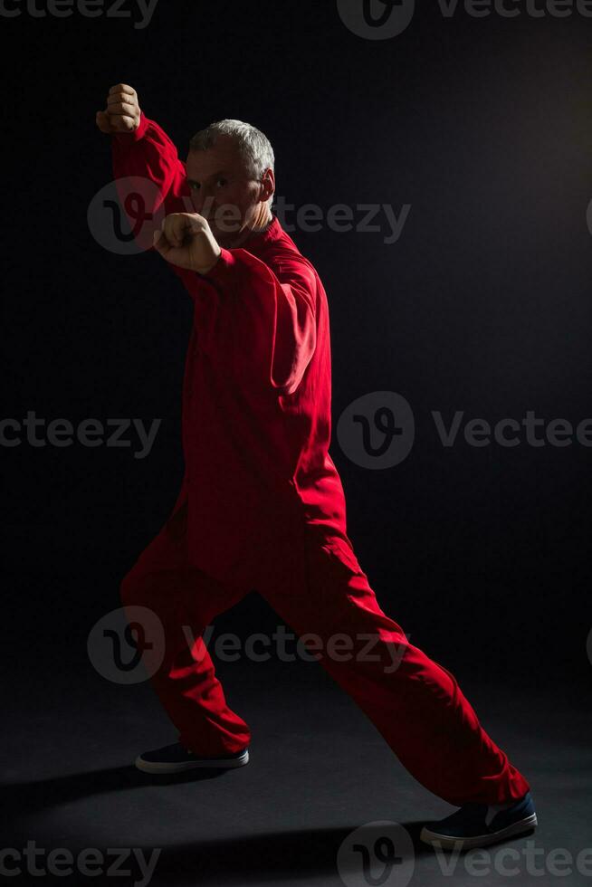 Senior Mann genießt Übung tai Chi Innen- foto