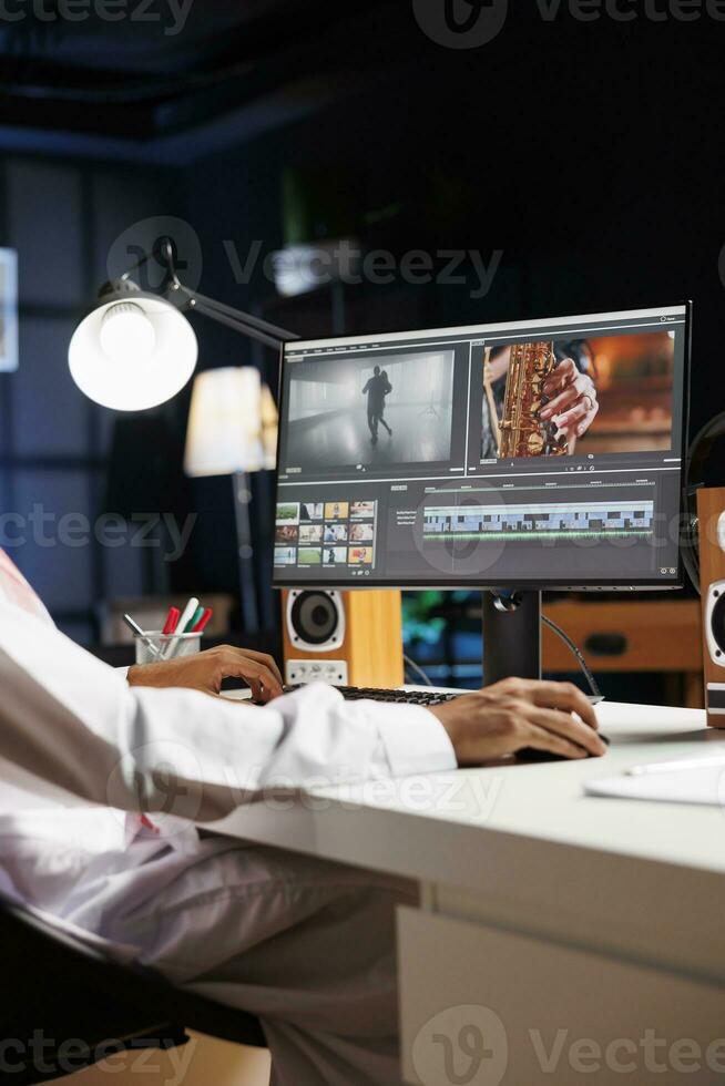 detailliert Bild von ein kreativ männlich Individuell Bearbeitung ein Film auf seine Desktop Computer. selektiv Fokus auf das pc Monitor Anzeigen das Arbeit von ein freiberuflich Videofilmer, Filmemacher. foto