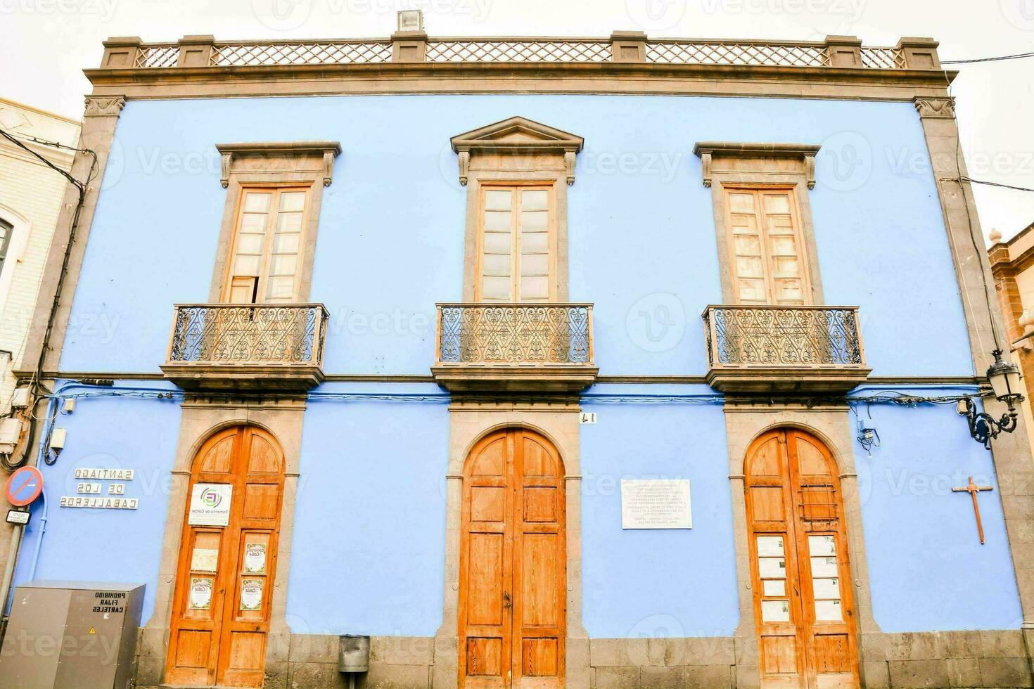 ein Blau Gebäude mit hölzern Türen und Fenster foto