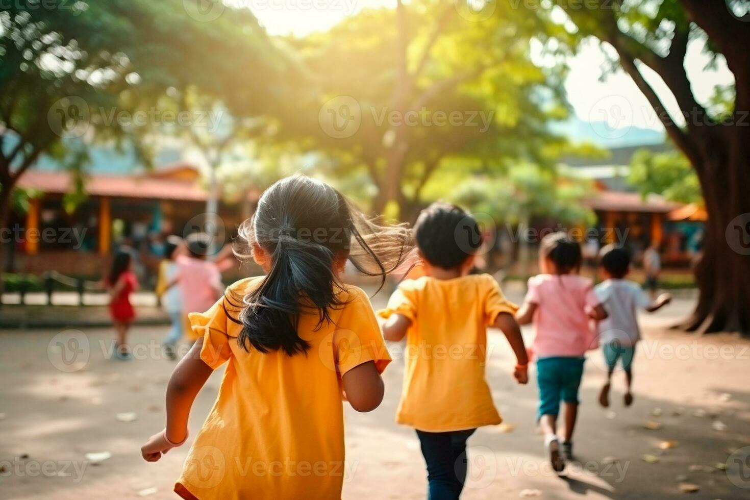 Kinder- Tag - - Jungs und Mädchen spielen zusammen, strahlend lächelt Aufhellung das Tag. ein Kinder Lächeln ist das größte Reichtum im das Welt.. ai generativ foto