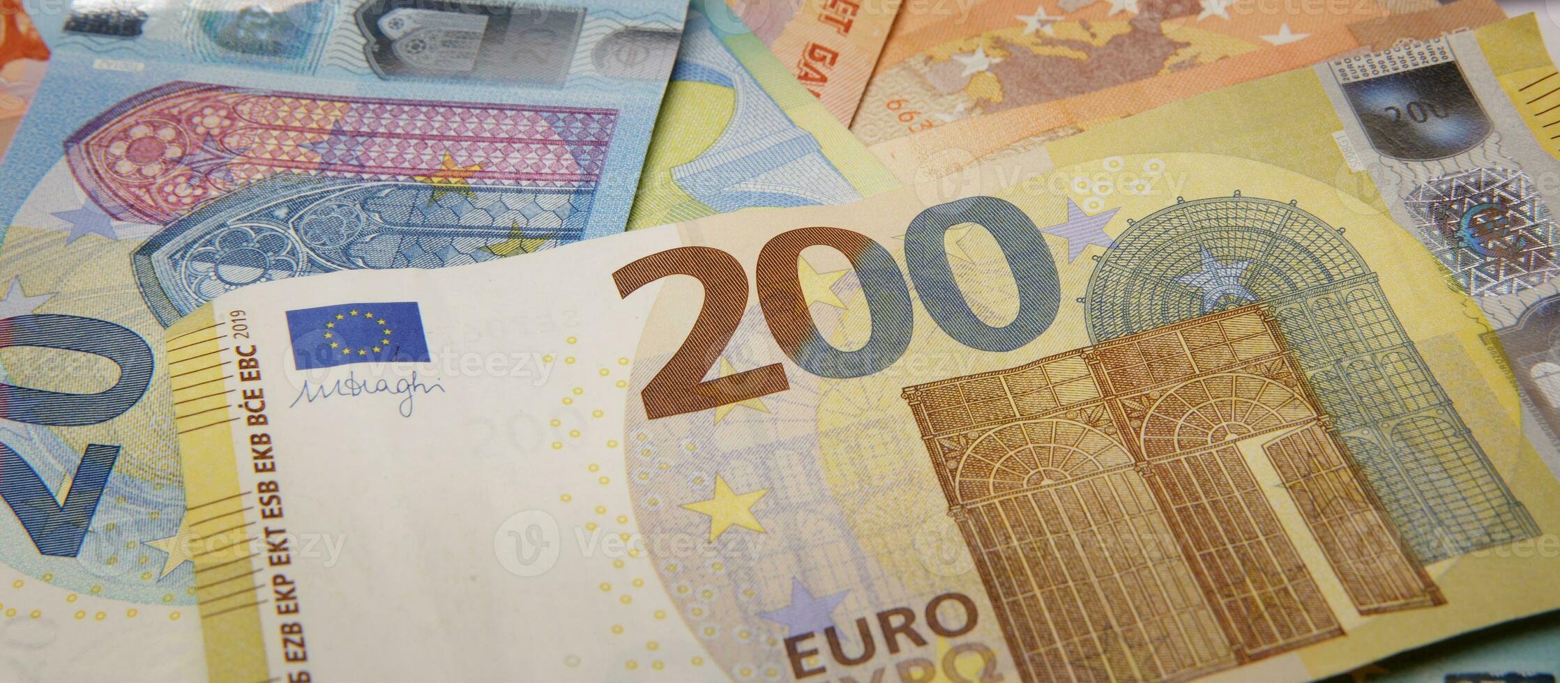zwei hundert Euro im das Vordergrund und ein wenige Mehr Euro Anmerkungen. selektiv Fokus. foto