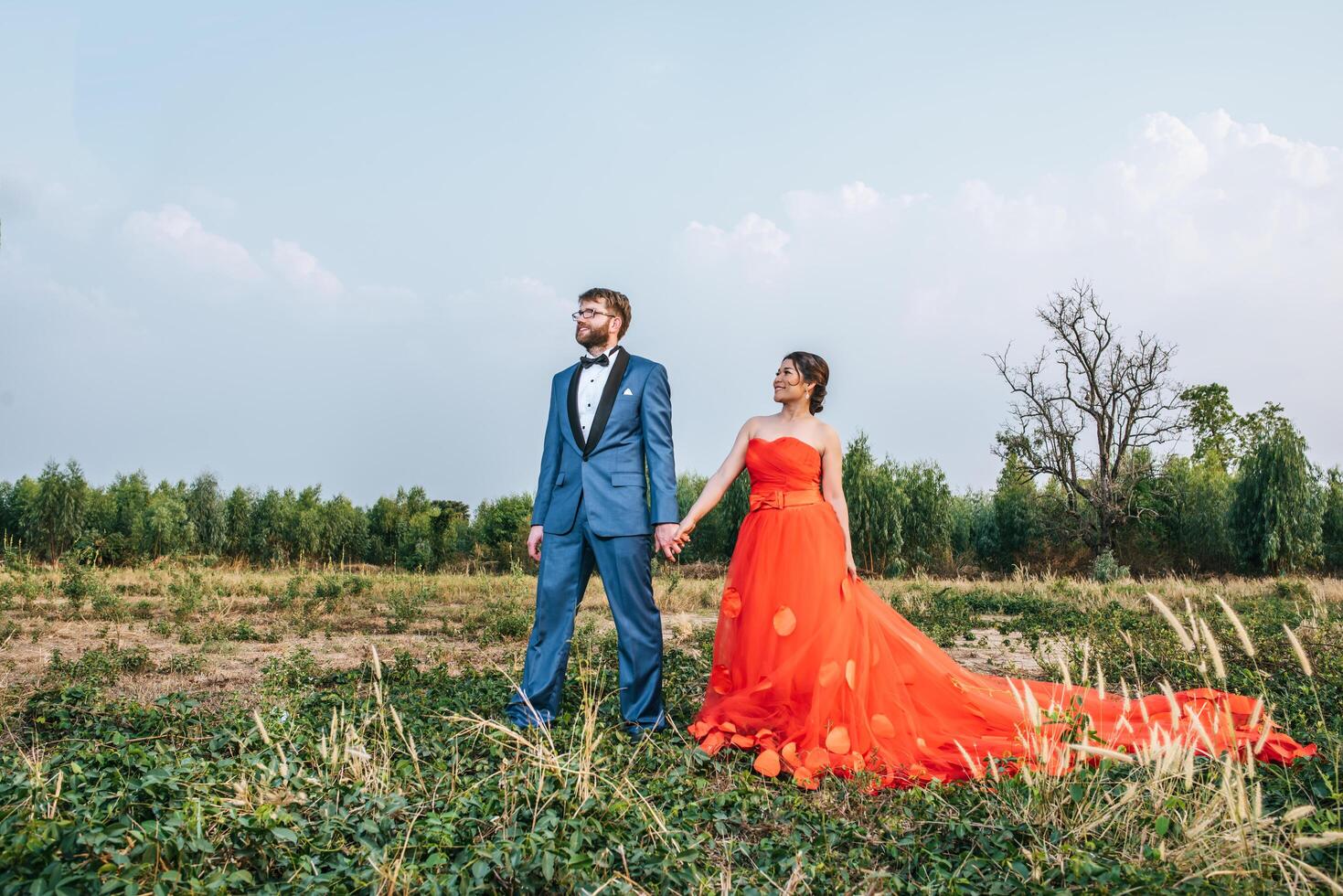 Braut und Bräutigam haben romantische Zeit und sind glücklich zusammen foto