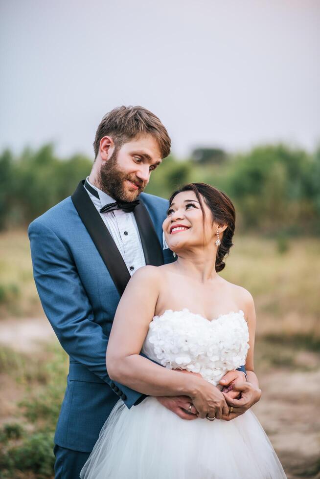 Braut und Bräutigam haben romantische Zeit und sind glücklich zusammen foto