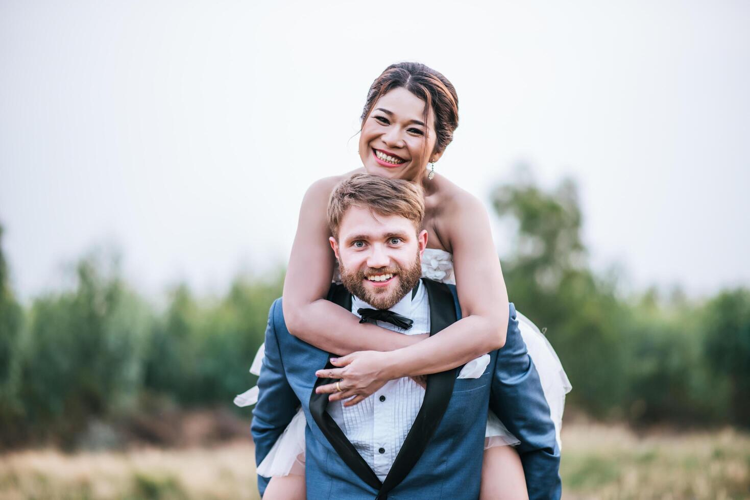 Braut und Bräutigam haben romantische Zeit und sind glücklich zusammen foto