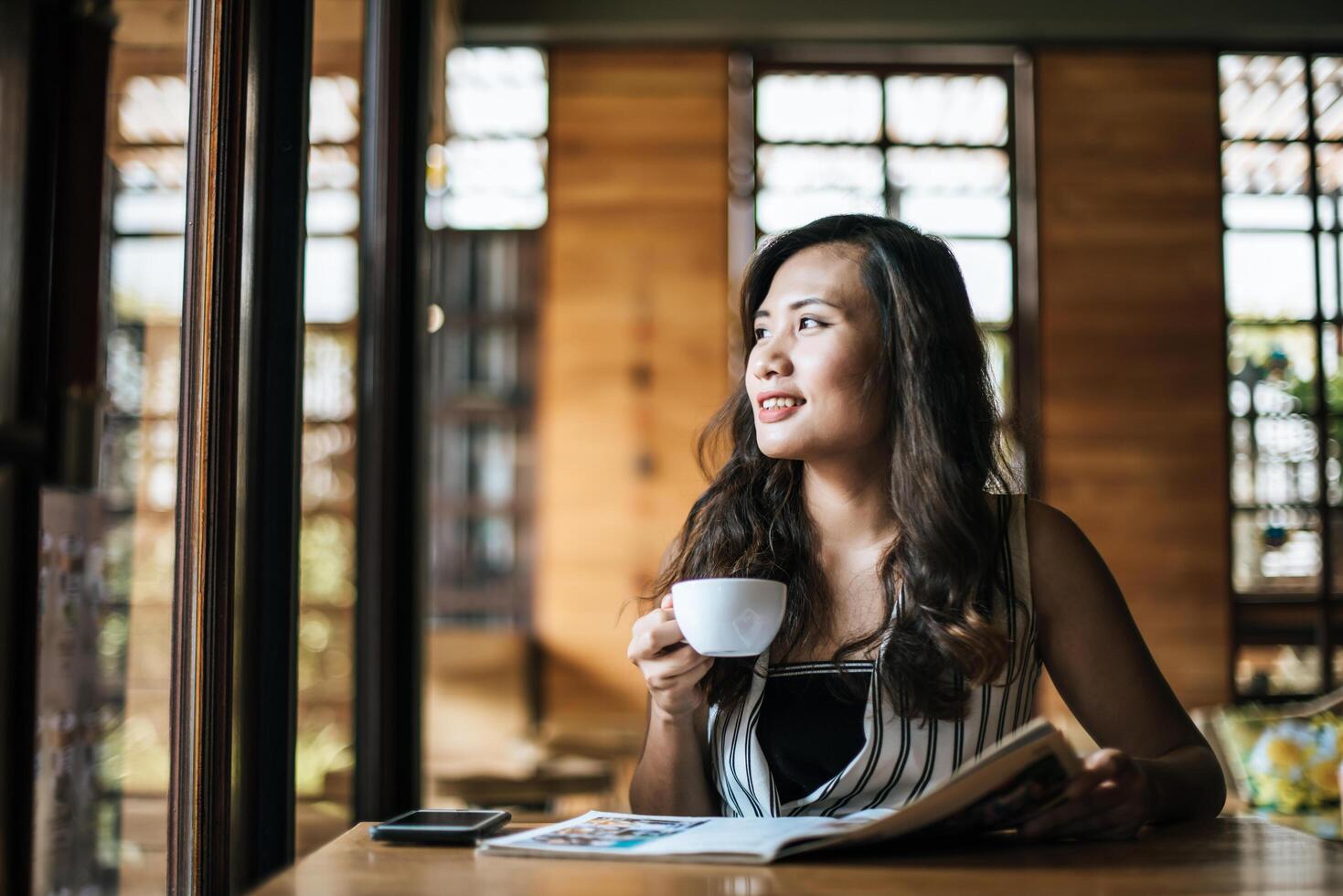 schöne Frau liest Zeitschrift im Café? foto