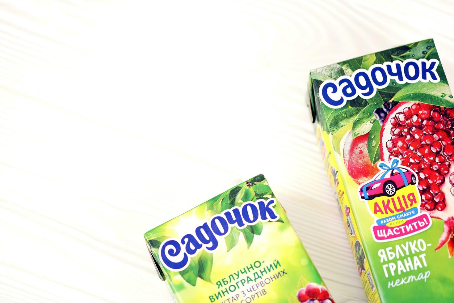 Charkow, Ukraine - - Juli 2, 2021 Sadochok Apfel und Traube Nektar von rot Sorten und Apfel mit Granatapfel Saft Tetrapacks foto