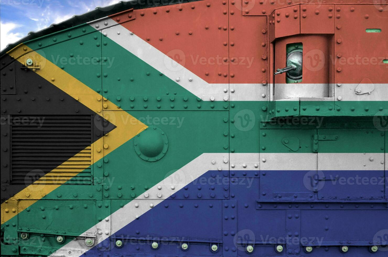 Süd Afrika Flagge abgebildet auf Seite Teil von Militär- gepanzert Panzer Nahaufnahme. Heer Kräfte konzeptionelle Hintergrund foto