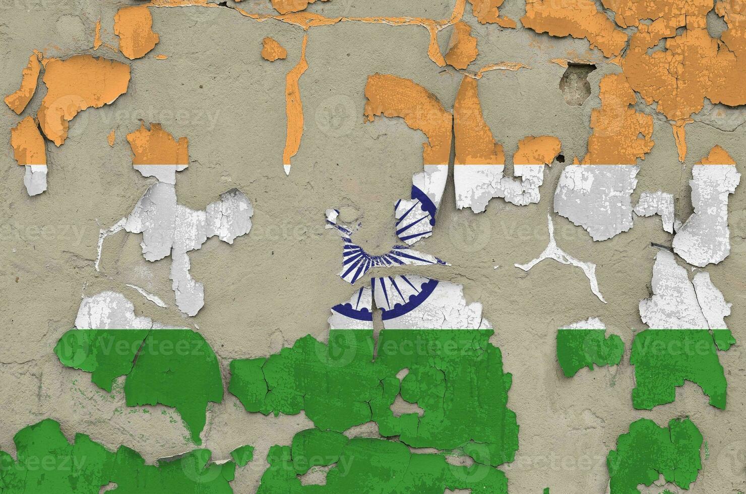 Indien Flagge abgebildet im Farbe Farben auf alt obsolet unordentlich Beton Mauer Nahaufnahme. texturiert Banner auf Rau Hintergrund foto