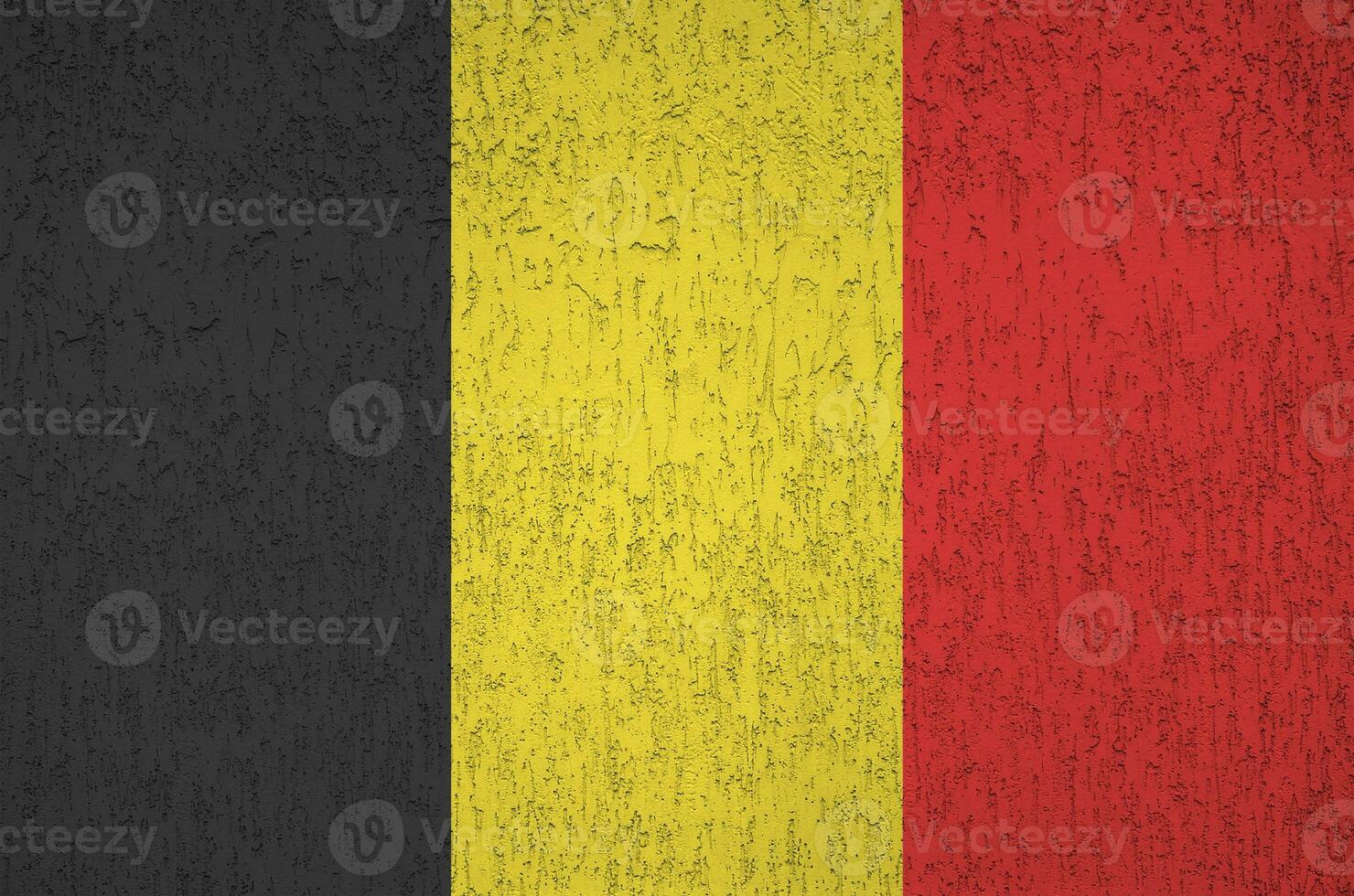 belgische flagge in hellen farben auf alter reliefputzwand dargestellt. strukturierte Fahne auf rauem Hintergrund foto