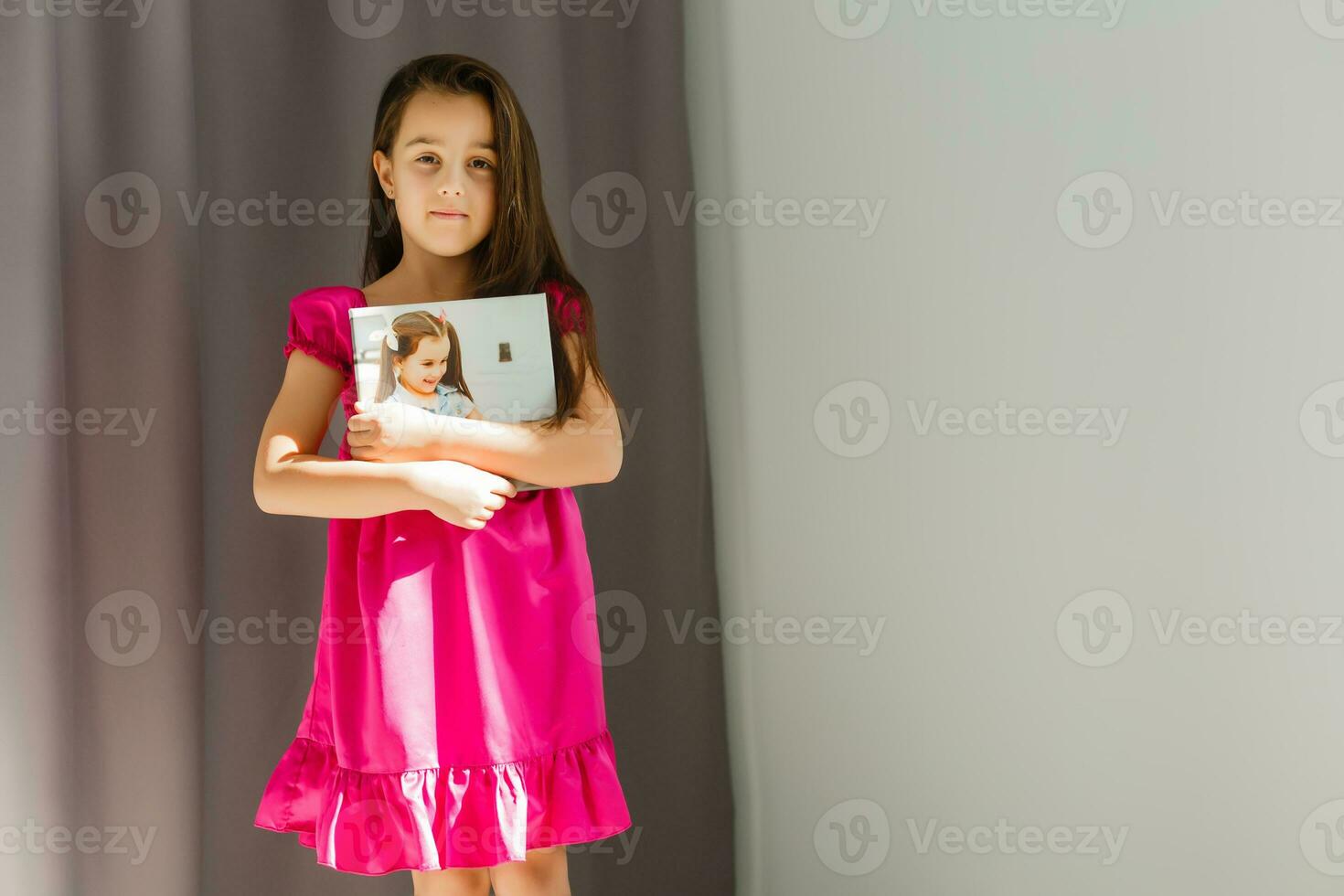 ein glücklich wenig Mädchen hält Segeltuch beim Zuhause foto