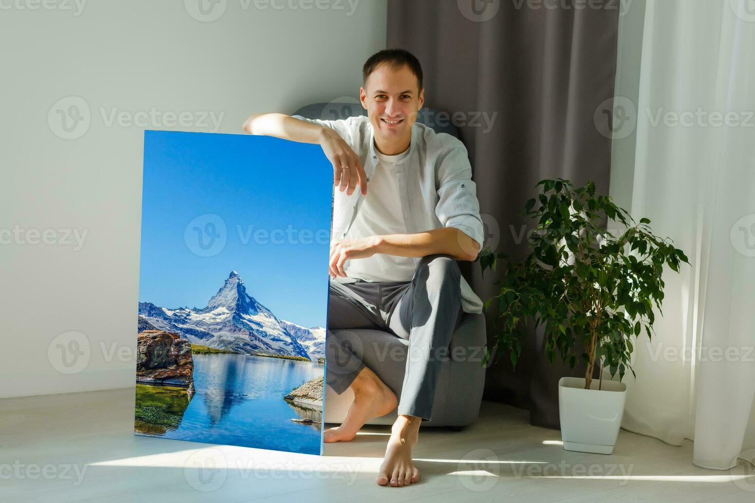 Mann hält Segeltuch im das Innere foto