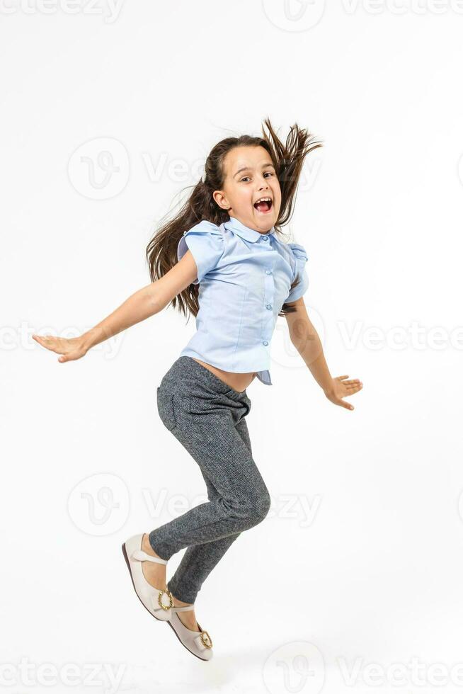 wenig Mädchen springt auf ein Weiß Hintergrund foto