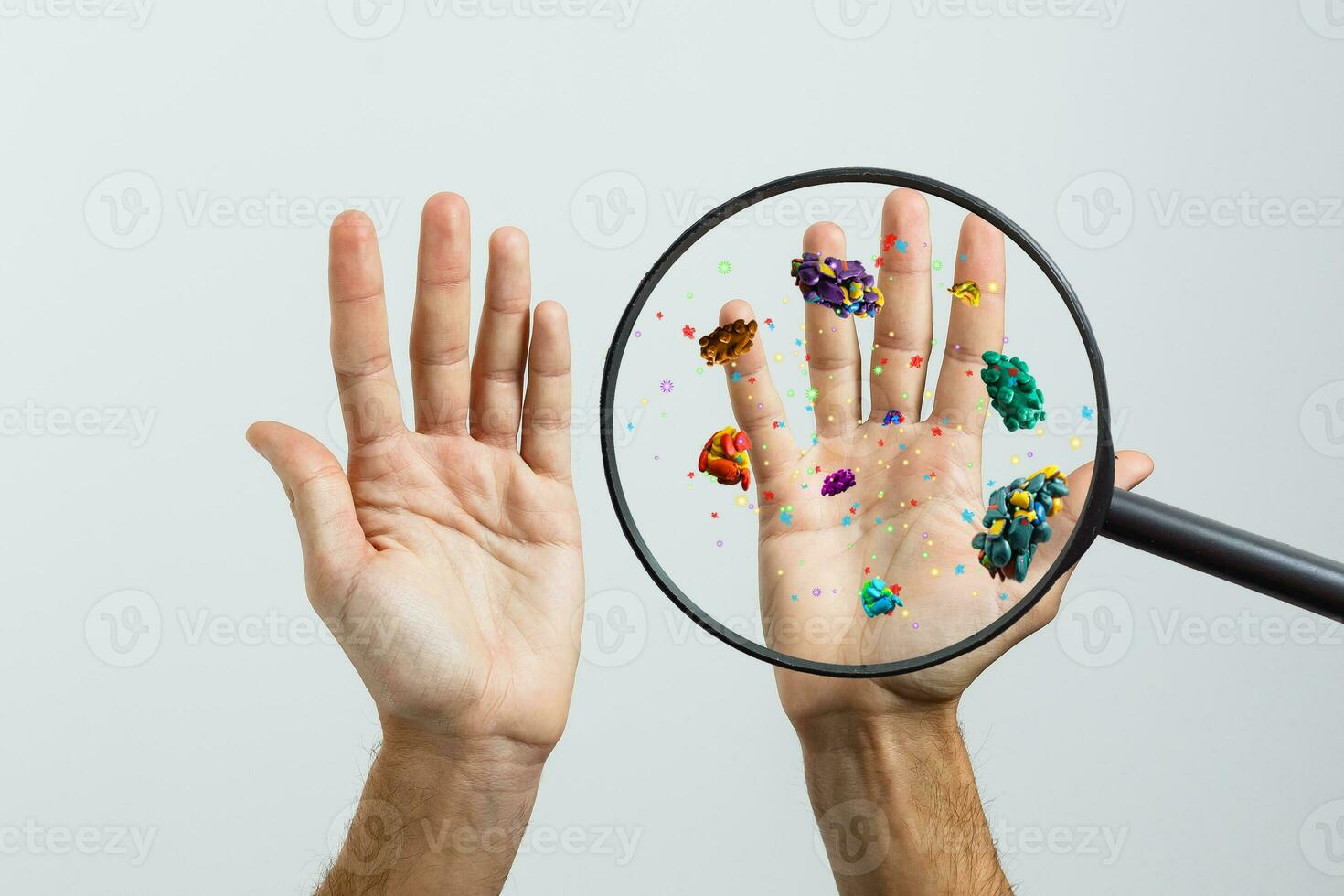 Hygiene Konzept. Mann ist zeigen schmutzig Hände mit viele Viren und Keime. foto