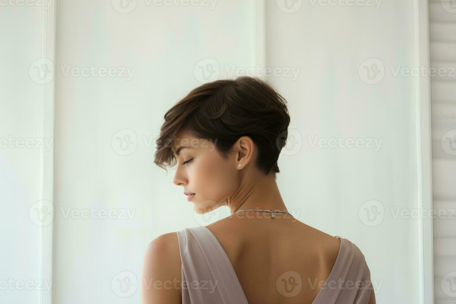 jung Frau mit kurz Bob Haarschnitt auf Licht Hintergrund. ai generativ foto