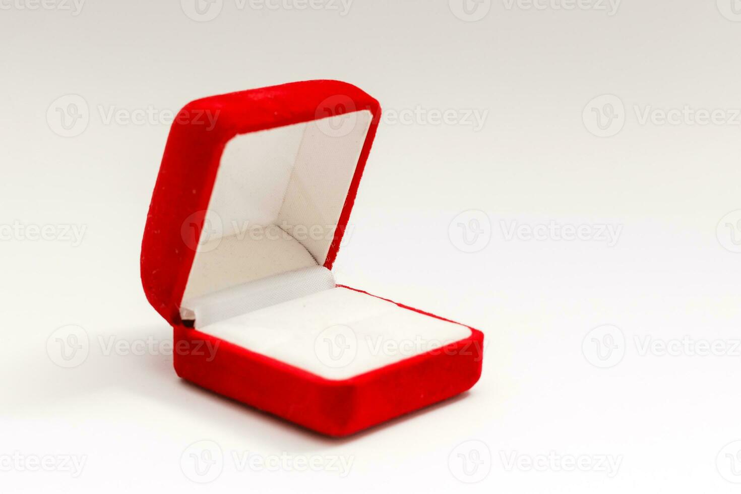 rot Samt Box zum das Ring, geöffnet, isoliert Über das Weiß Hintergrund foto