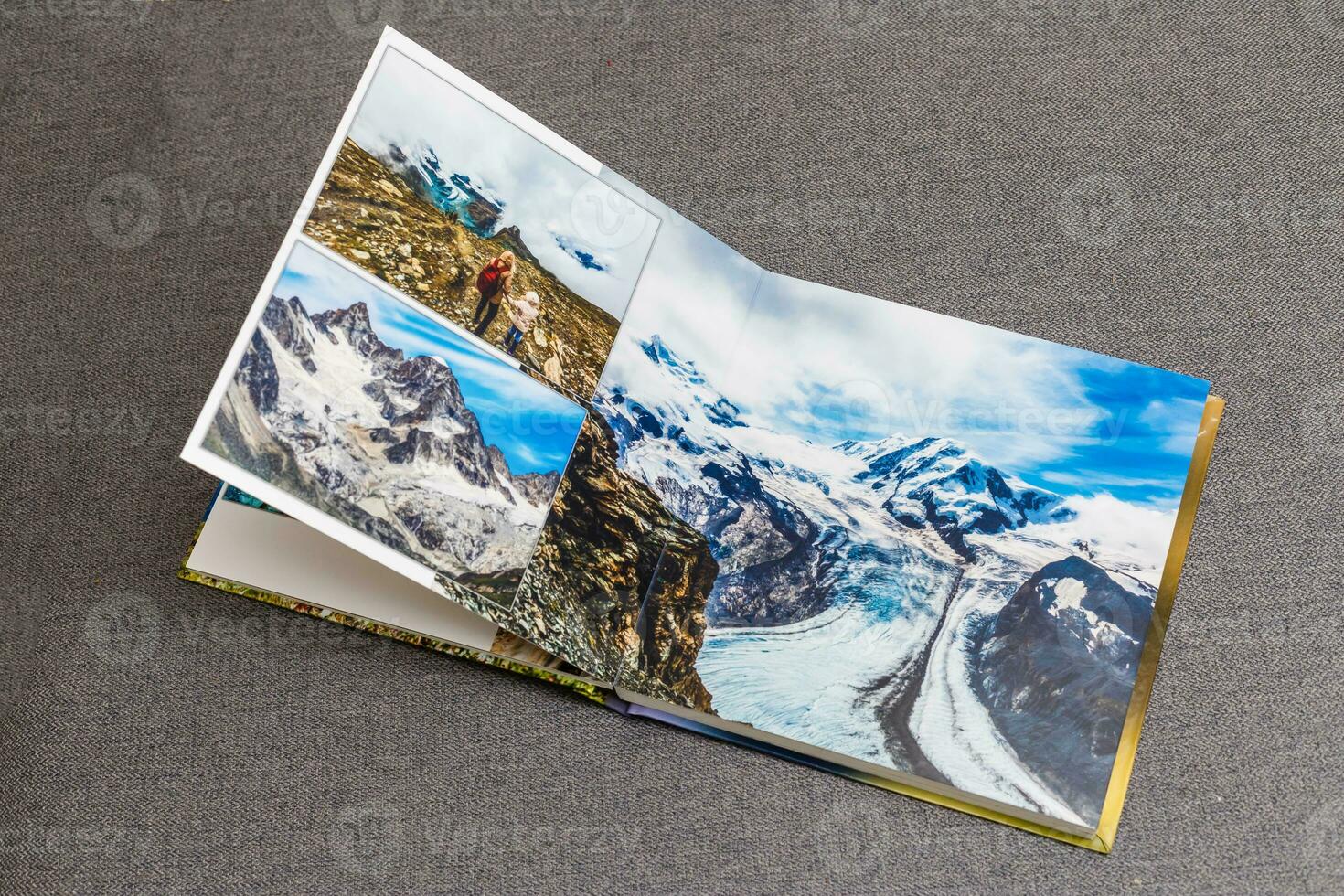 das Fotobuch geöffnet, Reise im Schweiz, auf grau Hintergrund foto