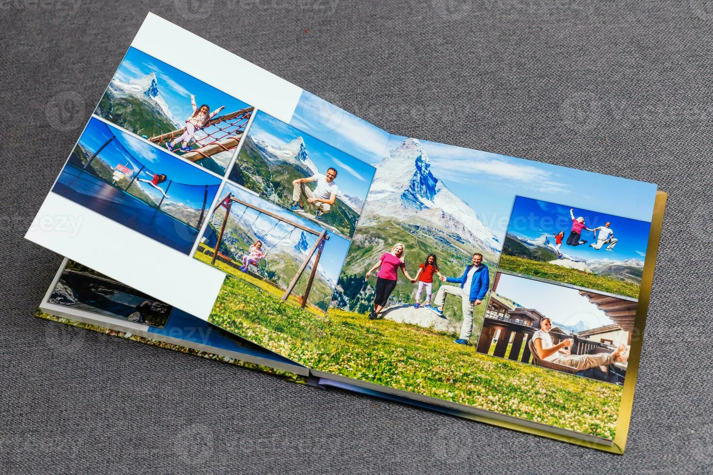 das Fotobuch geöffnet, Reise im Schweiz, auf grau Hintergrund foto