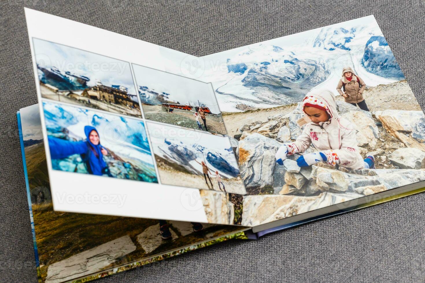 das Fotobuch geöffnet, Reise im Schweiz, auf grau Hintergrund foto