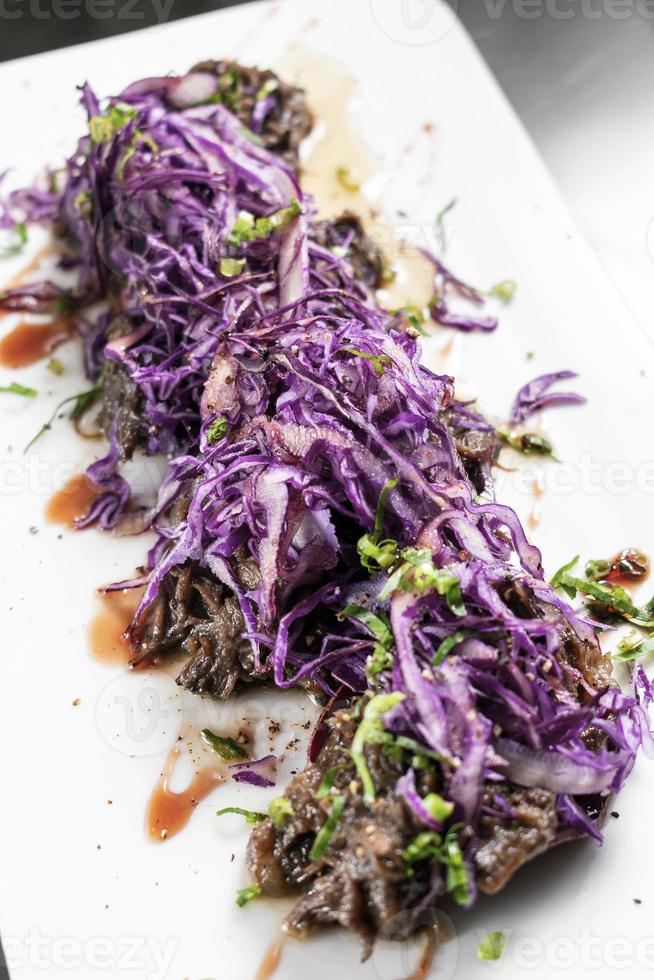 Gourmet geschmortes Rindfleisch mit mariniertem Rotkohl-Sauerkrautgericht in Deutschland foto