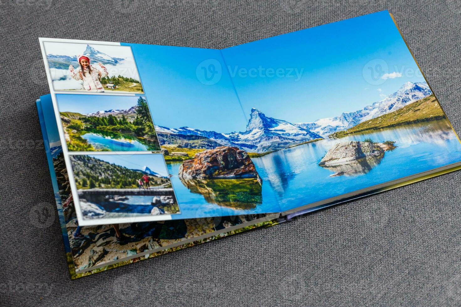 das Fotobuch geöffnet, Reise im Schweiz, auf grau Hintergrund foto