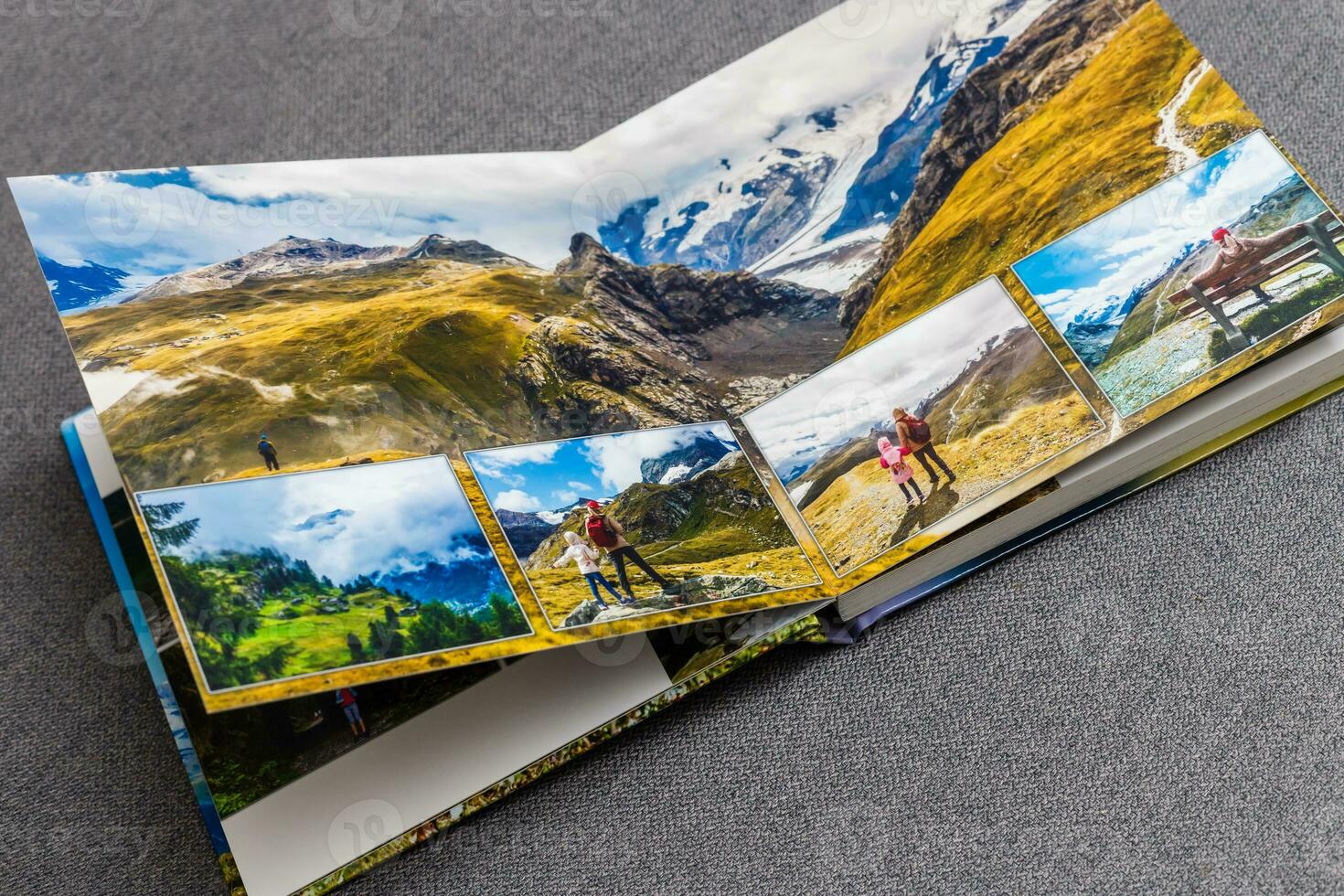 Fotobuch Album auf Deck Tabelle mit Reise Fotos