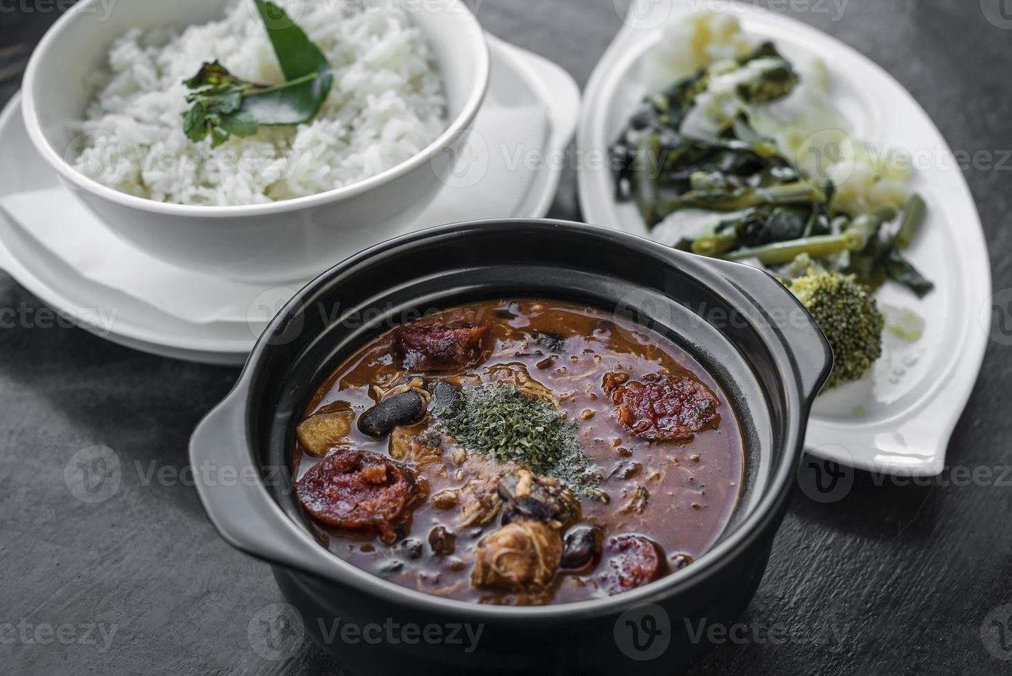 Chicken Feijoada mit Chorizo portugiesisch rustikal würzig traditioneller Bohneneintopf foto