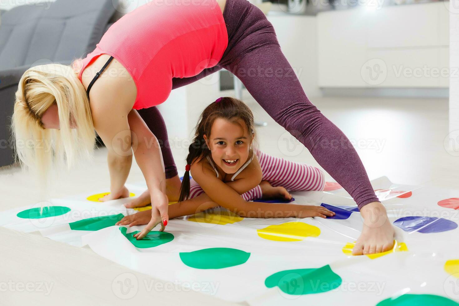 wenig Mädchen Theaterstücke Twister beim Zuhause foto