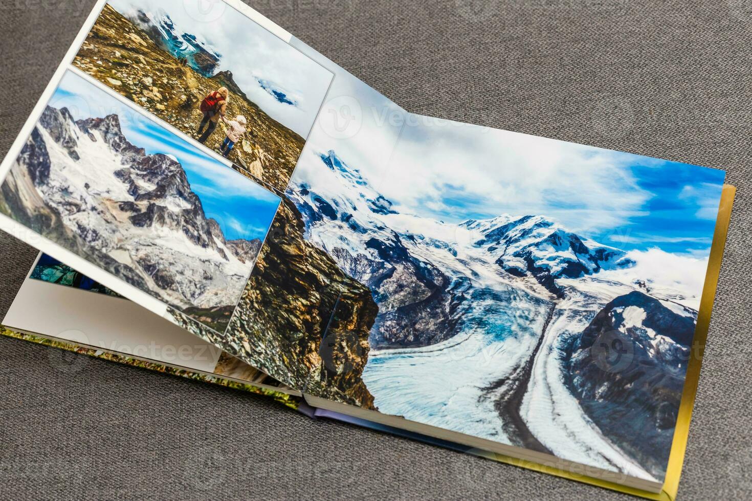 das Fotobuch geöffnet, Reise im Schweiz, auf grau Hintergrund foto