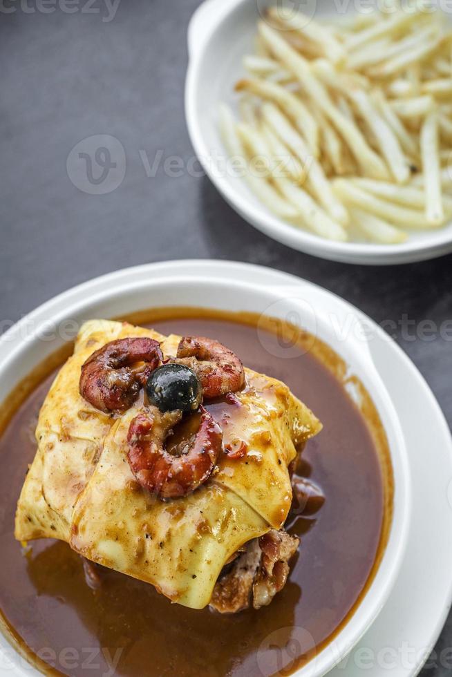 francesinha traditionelles fleisch käse würzige sauce gegrilltes sandwich porto portugal foto