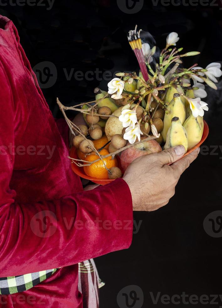 buddhistische Opferschale mit Weihrauchfrüchten und Blumendetail foto