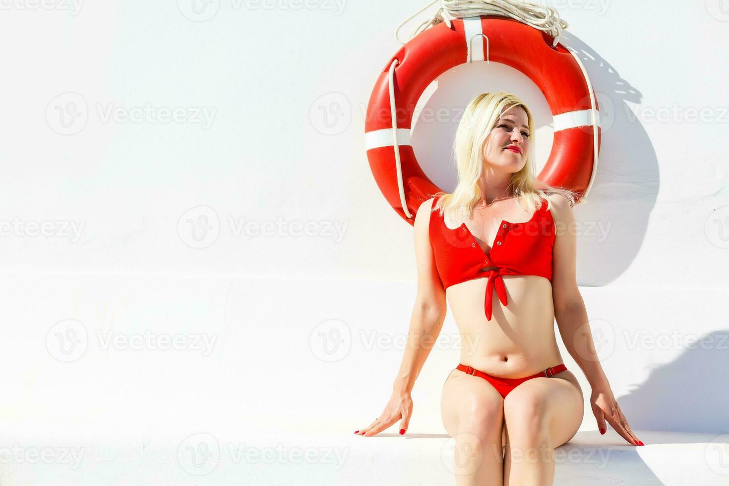 Frau posieren mit ein Rettungsring. Rettungsschwimmer Konzept. foto