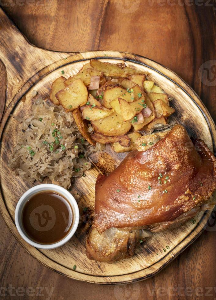 Schweinshaxe traditionelle deutsche Schweinshaxe mit Sauerkraut und Kartoffelmahlzeit foto