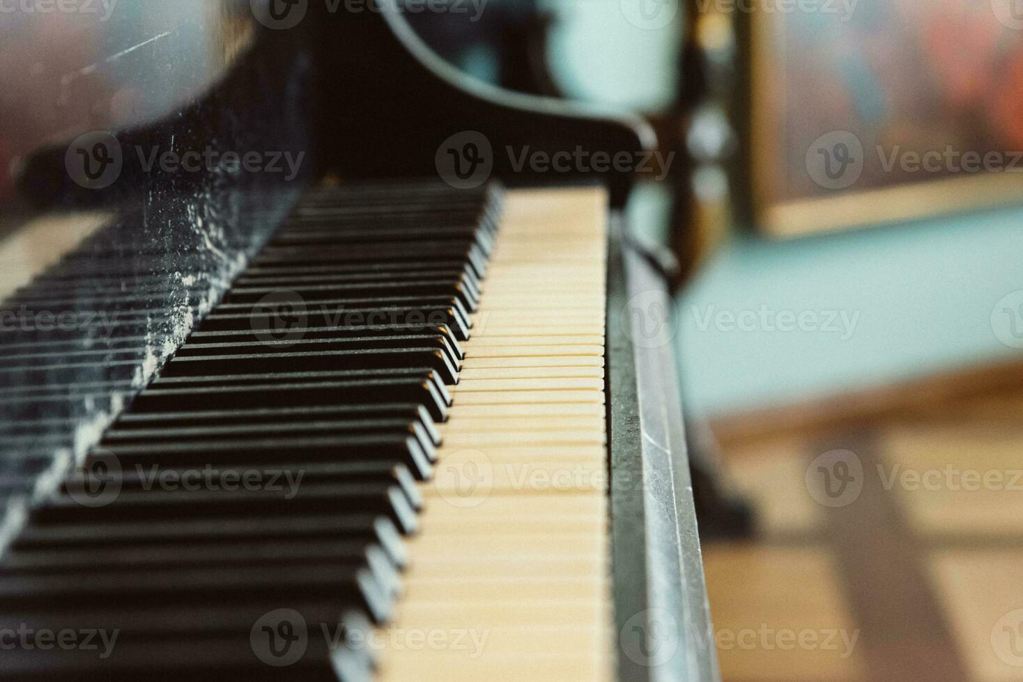 alt schwarz Klavier auf ein schließen Schuss foto