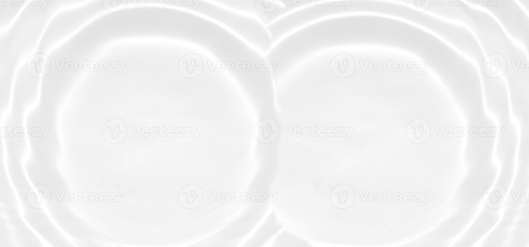 defokussieren verschwommen transparent Weiß farbig klar Ruhe Wasser Oberfläche Textur mit spritzt Betrachtung. modisch abstrakt Natur Hintergrund. Wasser Wellen im Sonnenlicht mit Kopieren Raum. Blau Aquarell scheinen. foto