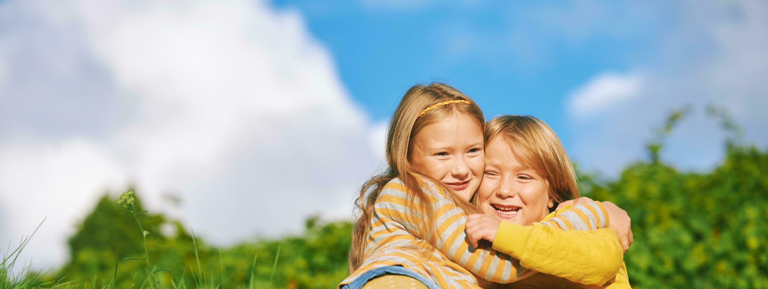 Porträt von 2 komisch Kinder spielen zusammen draußen foto