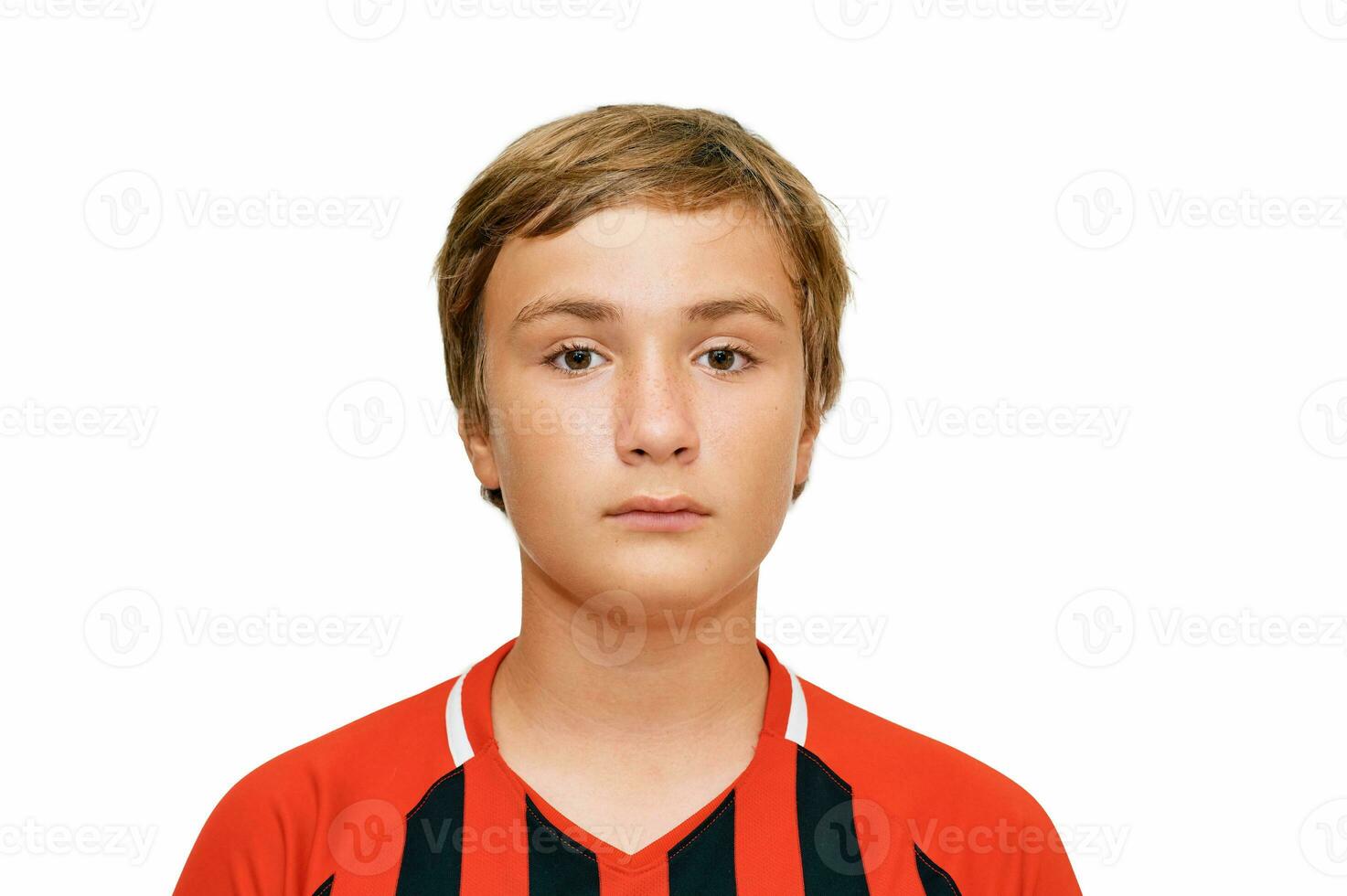schließen oben Porträt von jung 12 - - 13 Jahre alt Teenager Junge tragen Fußball Fußball Uniform foto