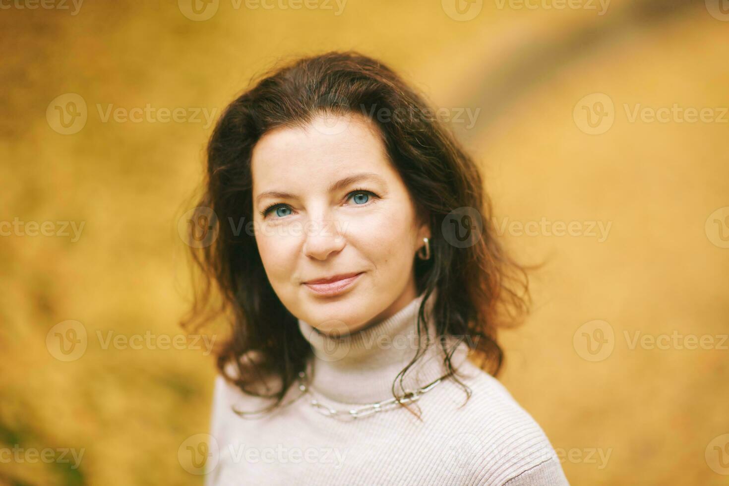 Herbst Porträt von schön reifen Frau, entspannend im golden fallen Park foto