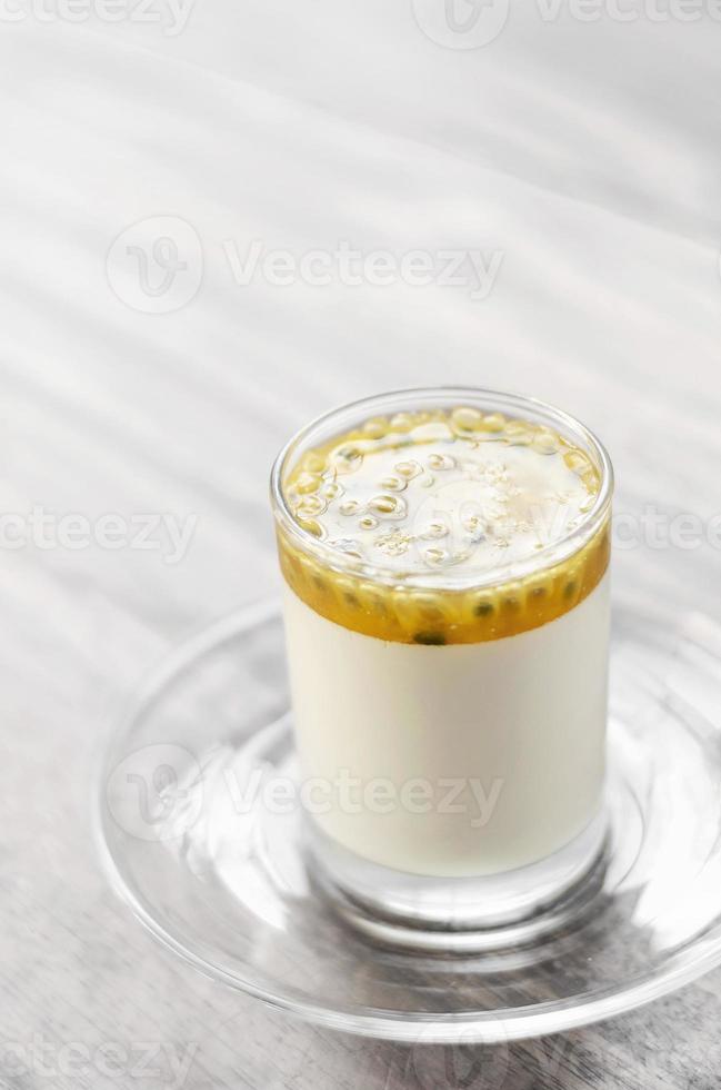 vegane milchfreie Bio Kokoscreme Panna Cotta mit Maracuja Dessert foto