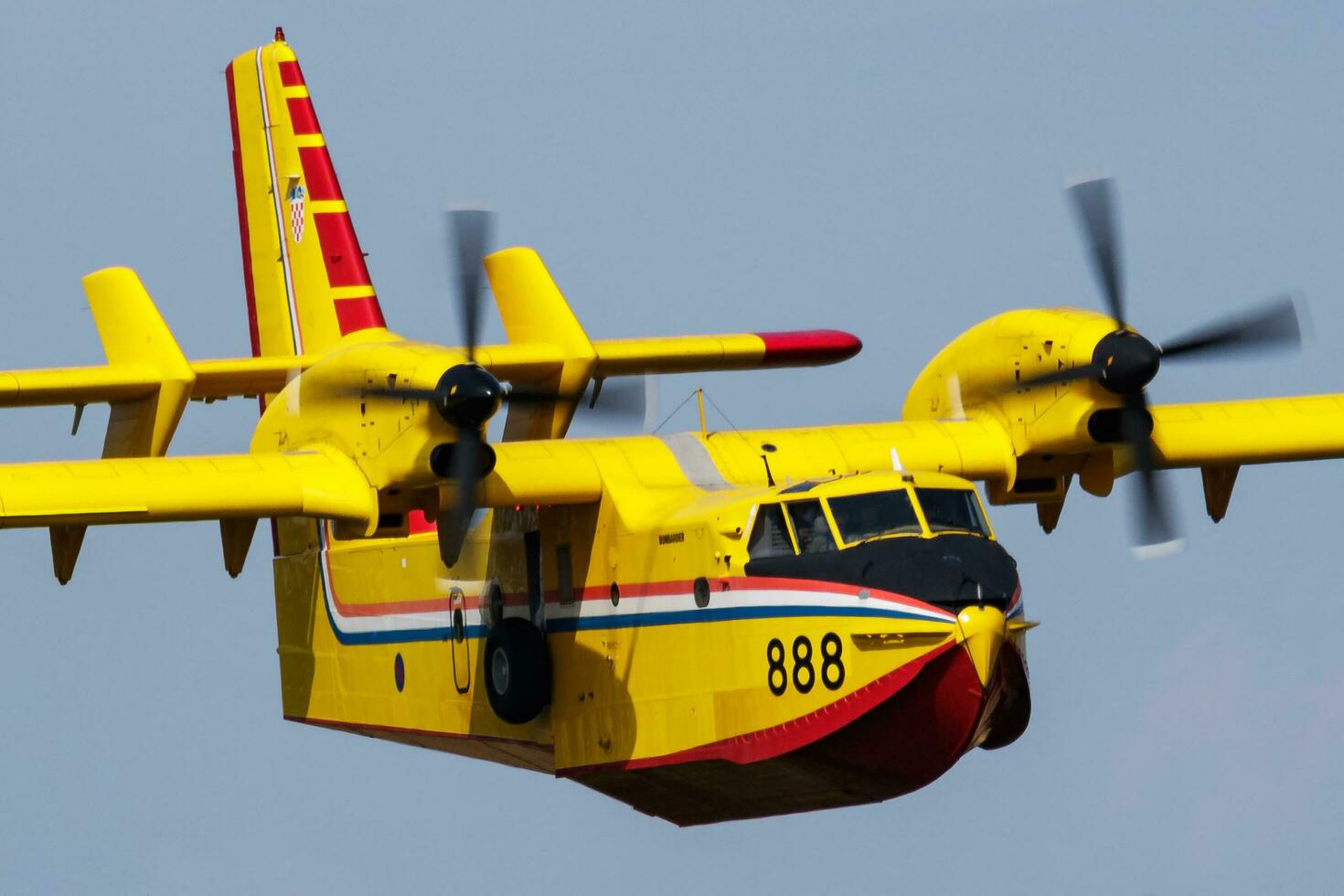 Besondere Mission Flugzeug beim Luft Base. Luft Macht Flug Betrieb. Luftfahrt und Flugzeug. Feuer bekämpfen und Feuerkiller. Militär- Industrie. fliegen und fliegend. foto