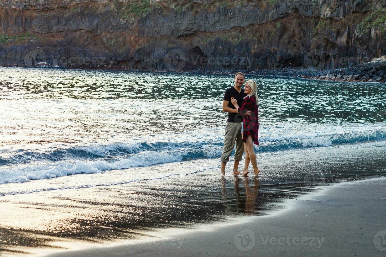 Ferien Paar Gehen auf Strand zusammen im Liebe halten um jeder andere. glücklich interracial jung Paar, asiatisch Frau und kaukasisch Mann. foto